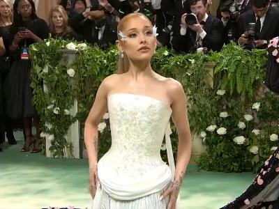 Ariana Grande transformed into a "forest fairy" and appeared on the Met Gala red carpet.