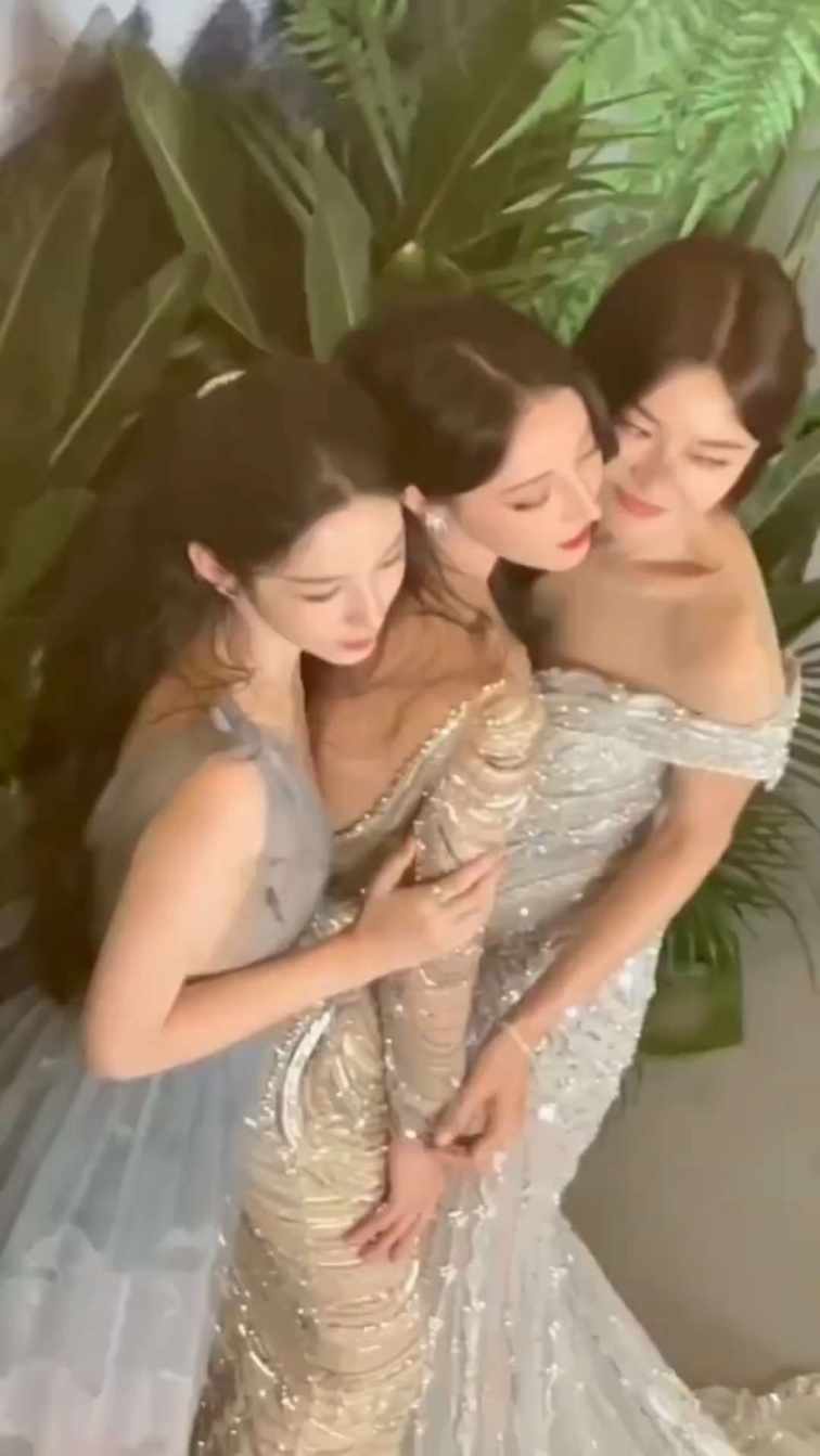 Female celebrities take a group photo, why looked so lustful short MP4 video