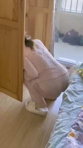 It really hurts when my knee hits the door short MP4 video