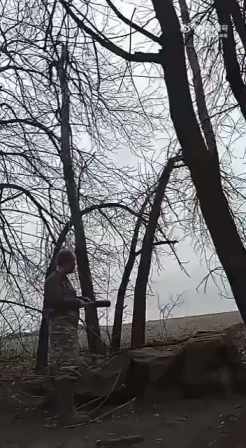 Ukrainian soldiers throw RKG 3 anti tank grenades short MP4 video