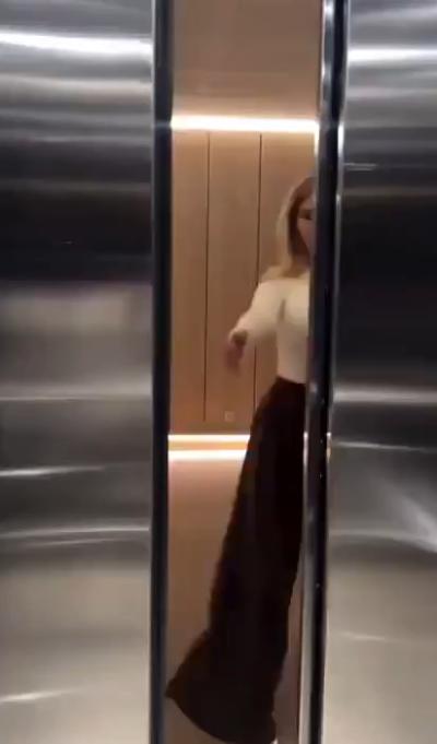 When a sexy beauty came in the elevator, i can't calm down