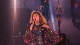 How to make eye contact with Swift during a concert short MP4 video