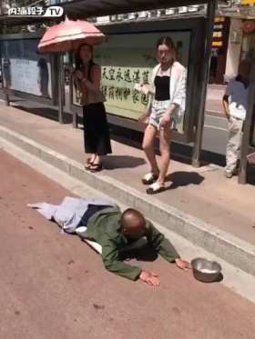 When the fake beggar's pants fell off short MP4 video