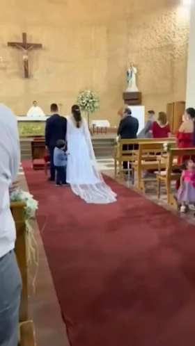 Wedding dress is a source of joy for children at weddings short MP4 video