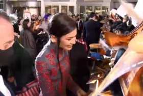 Zendaya signs autographs for Korean fans short MP4 video