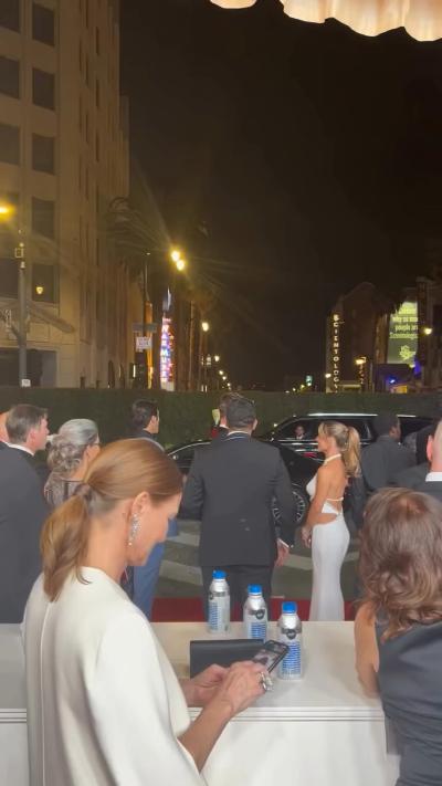 Chris Hemsworth slapped his wife on the butt while waiting for the car after the Oscars.