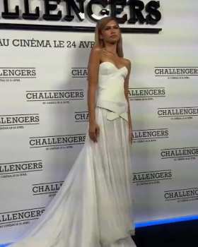 Zendaya Coleman wears a white gauze skirt evening dress, this look is a bit ordinary short MP4 video