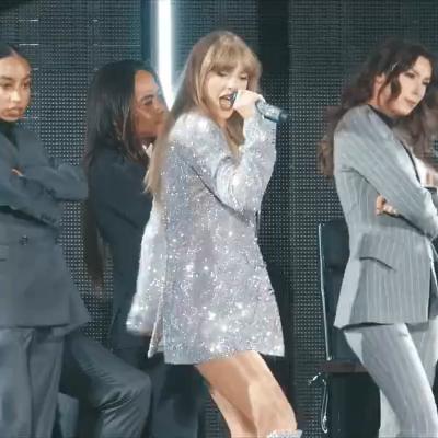 Taylor Swift twerks on stage