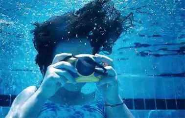 Take photos under water, Aftersun (2022) short MP4 video