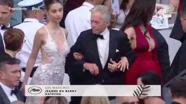 Michael Douglas with wife Catherine Zeta Jones and daughter short MP4 video