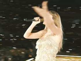 Taylor Swift shines on stage short MP4 video