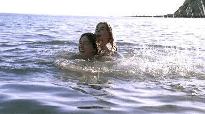 Ammonite Kate Winslet Saoirse Ronan in the sea II