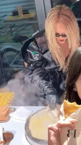 Rihanna makes pancakes in Shanghai short MP4 video