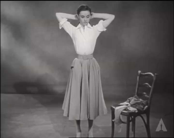 Audrey Hepburn undoes her hair