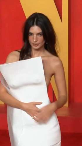 Emily Ratajkowski wore a dress like a piece of paper at the Oscars short MP4 video