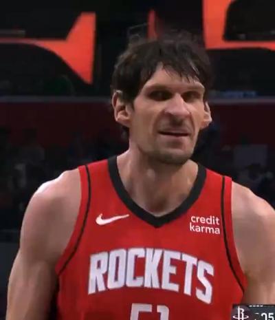 In order to give fans free chicken legs, Rockets player Boban Marjanovic deliberately missed two free throws.