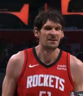In order to give fans free chicken legs, Rockets player Boban Marjanovic deliberately missed two free throws. short MP4 video