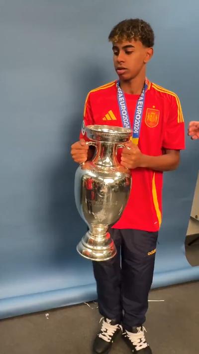 Spain won the European Championship, and two players played rock-paper-scissors while lifting the trophy