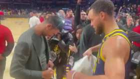 Curry and Djokovic exchange autographs after the game short MP4 video