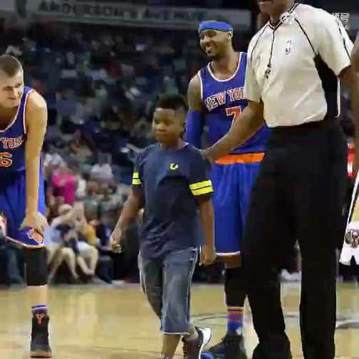 Relive the little fans rushing into the field to hug 'Melo' Carmelo Anthony short MP4 video