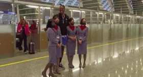 Howard took a photo with the stewardess short MP4 video
