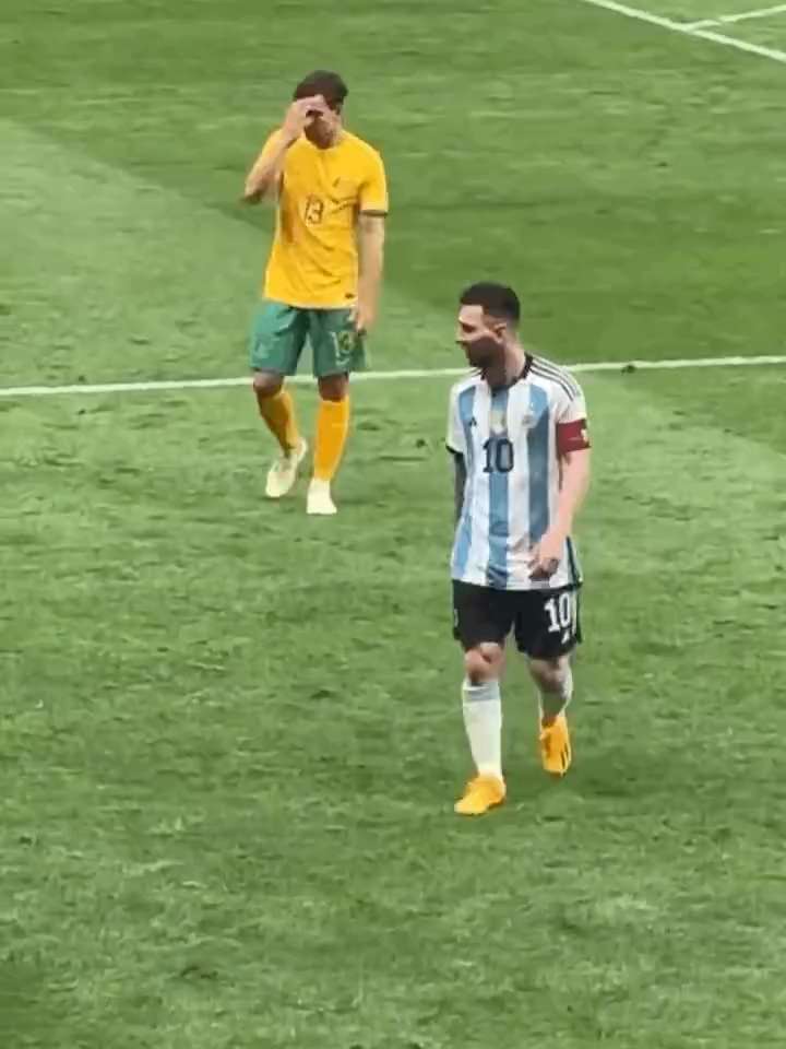 Little fans rush into the pitch to hug Messi short MP4 video