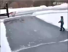 The basketball net was frozen, and the child was dumbfounded short MP4 video