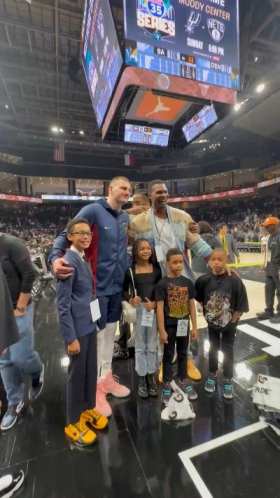 Chris Bosh and his family pose with Nikola Jokic short MP4 video