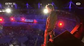 Tom Cruise descended into the closing ceremony venue just like in the movies. short MP4 video