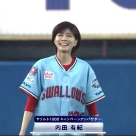 Yuki Uchida throws the first pitch with a bright smile short MP4 video