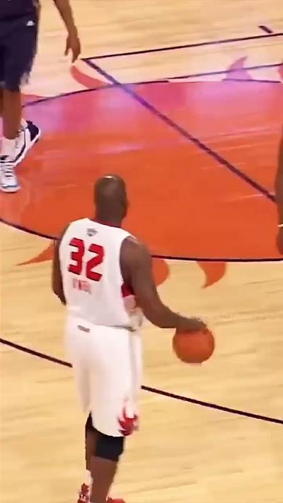 Shaquille O'Neal nutmeg on Dwight Howard and then dunks