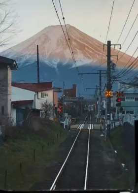 The train goes to Mount Fuji short MP4 video