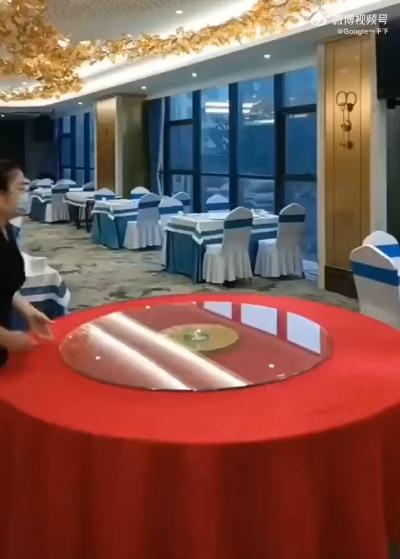 Chinese waiters’ superb plating skills