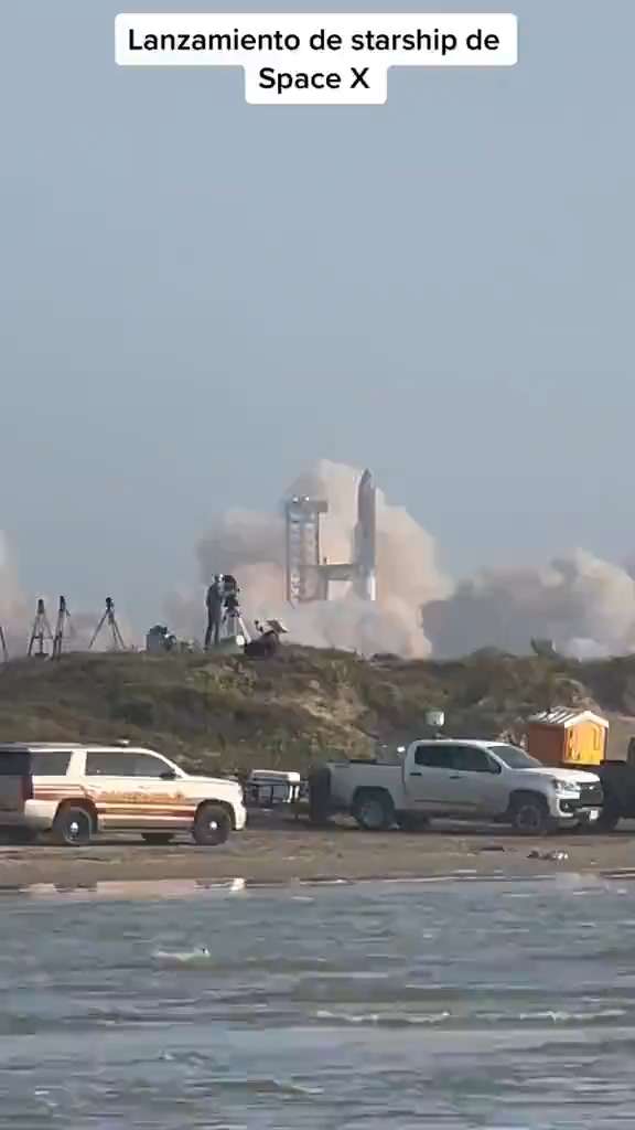 The entire process from launch to fall of the SpaceX starship GIF