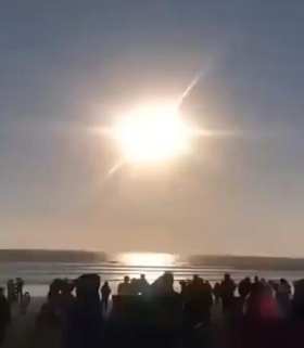 People gather together to watch the total solar eclipse short MP4 video