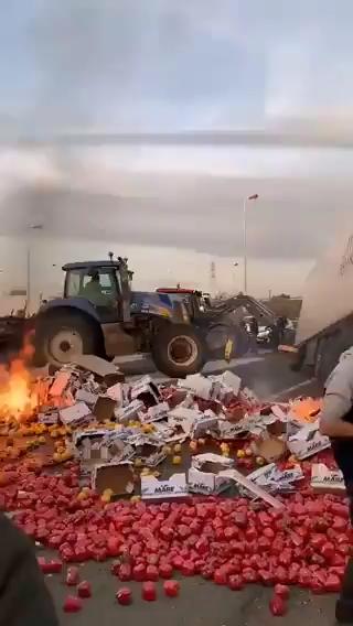 French farmers burn tires