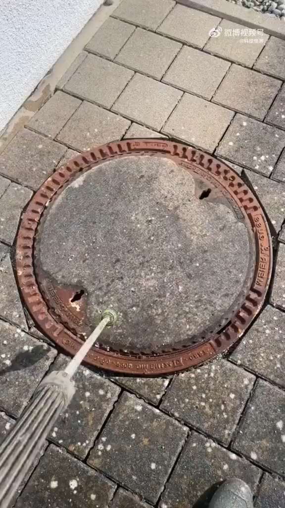 Sewer manhole cover decontamination GIF